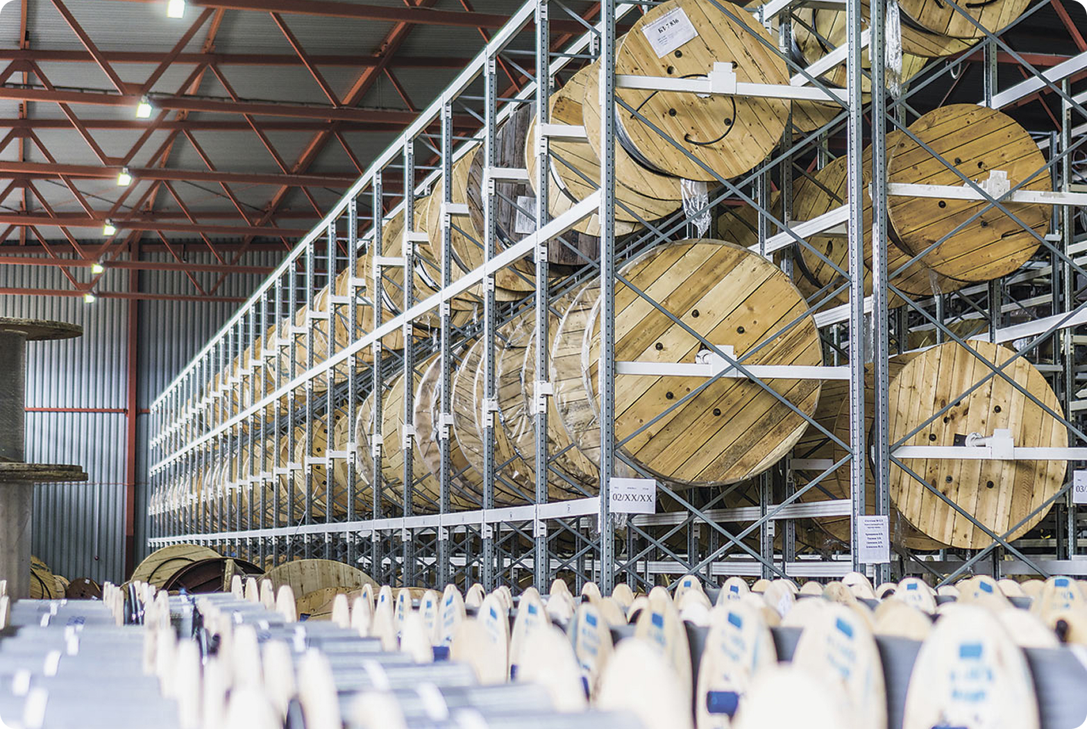 Склад готовой продукции завода Инкаб — барабаны с оптическим кабелем